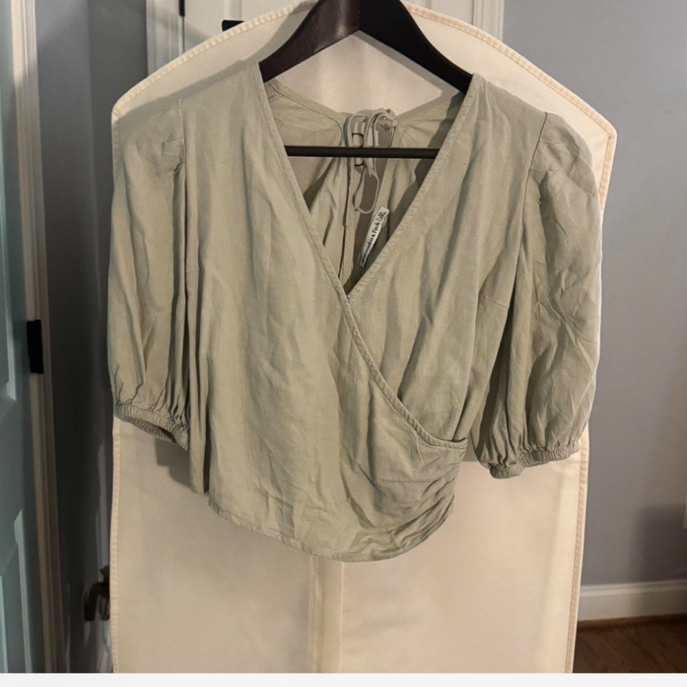 Abercrombie and Fitch green puffy sleeve top with tie neck 
Size XS